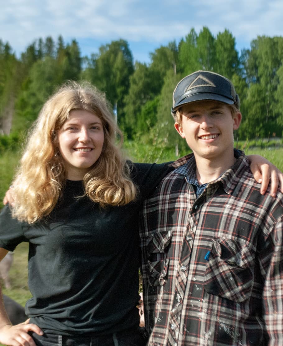 Astrid och Tage på Hemsögrisen med grisarna ute på gården